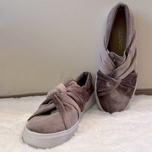 Kaanas slip on comfy shoes size 7